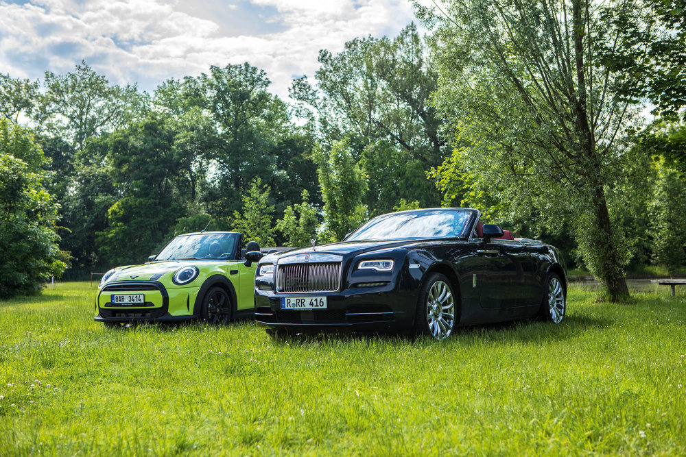 Mini Cabrio (vlevo) a Rolls-Royce Dawn