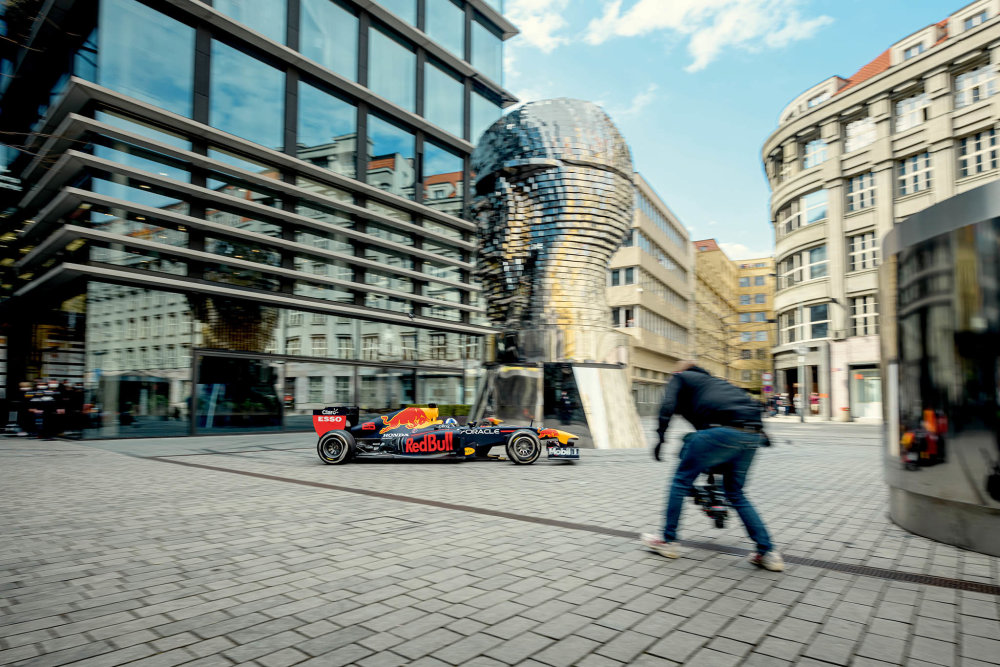 Pod režijním vedením Markuse Kruga formule 1 ze stáje Red Bull projela centrem Prahy (na snímku), Vysokými Tatrami nebo krajinou jižní Moravy. Natáčelo se pět dnů s padesátičlenným štábem.