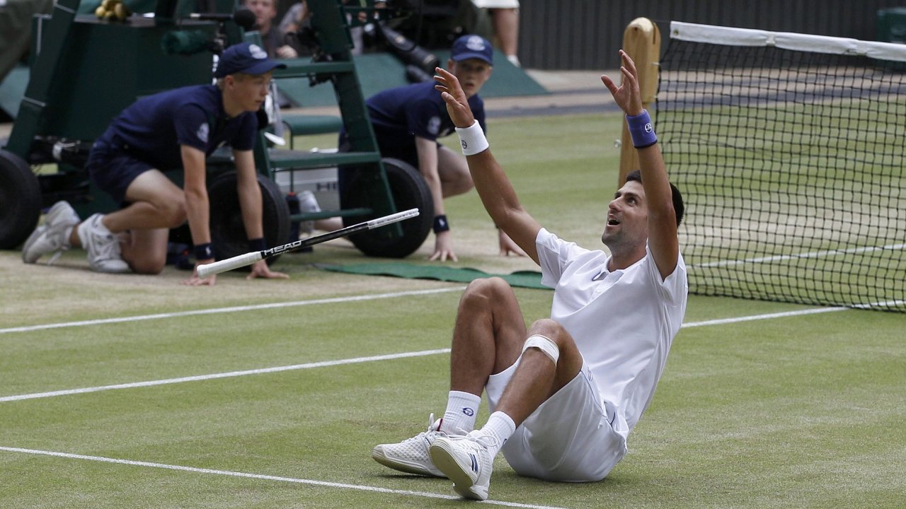 Novak Djokovi po poslednm mku ve finle Wimbledonu.