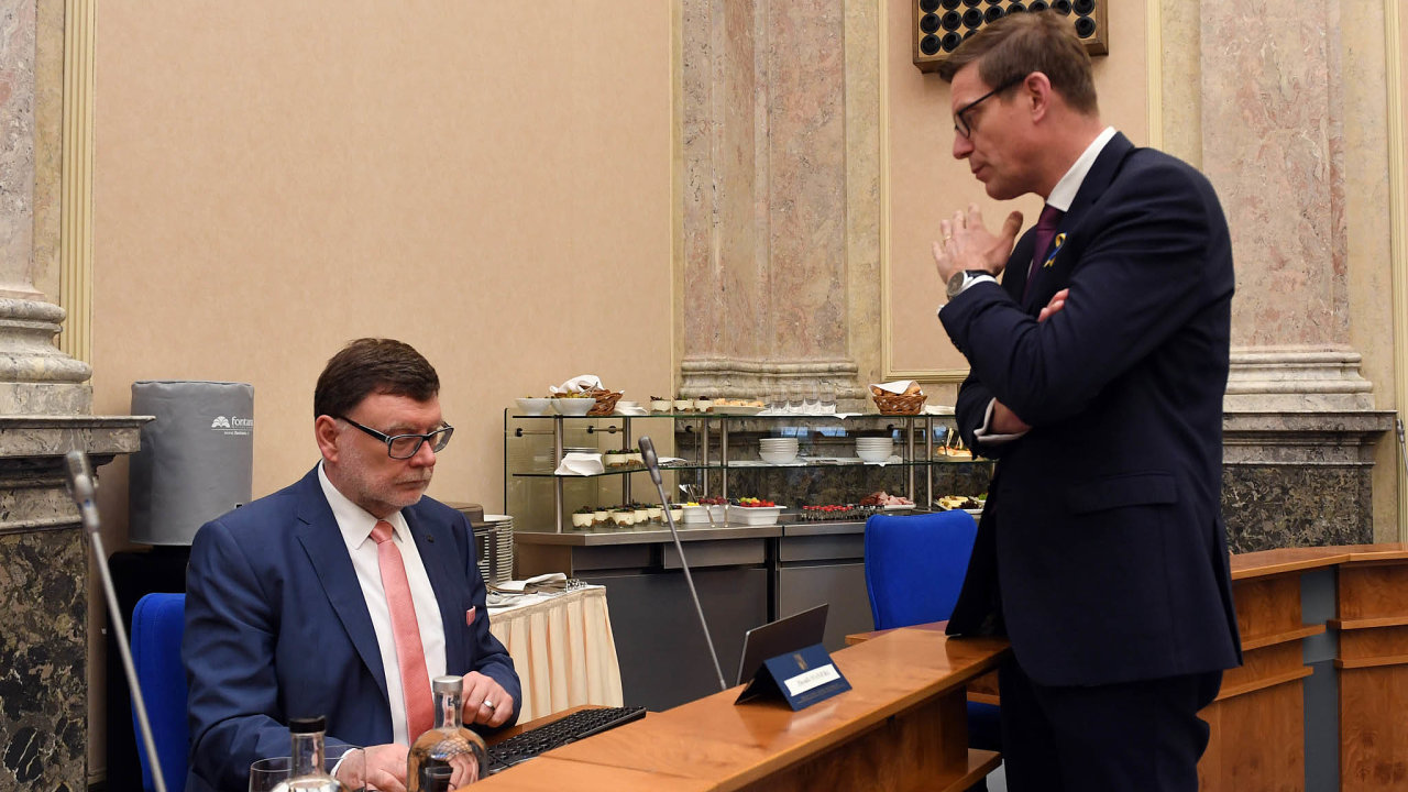 Zleva ministr financí Zbynìk Stanjura a ministr dopravy Martin Kupka na schùzi vlády