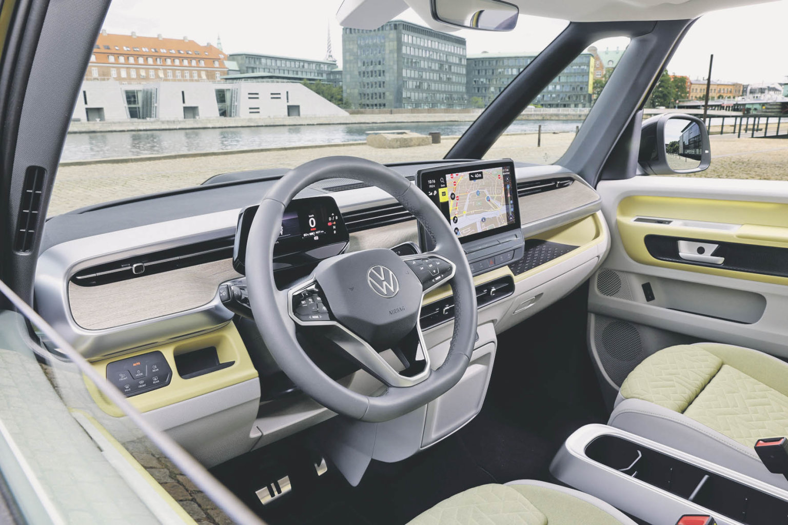 ID.&nbsp;Buzz nen� elektrickou variantou velk�ho MPV Multivan, ale zcela sv�bytn�m modelem, postaven�m na&nbsp;platform� MEB, kterou vyu��vaj� i&nbsp;dal�� �ist� elektrick� modely koncernu Volkswagen.