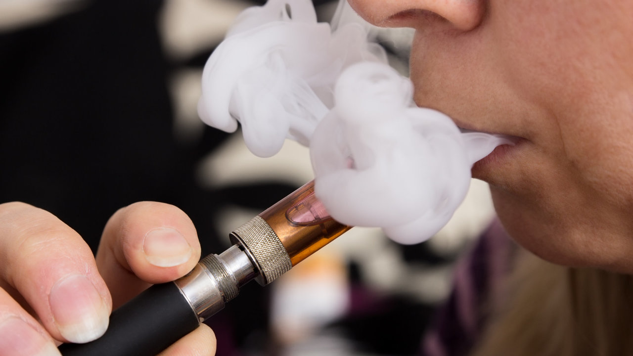 „Èím víc lidé kouøí e-cigarety a èím déle je používají, tím více mají v buòkách sliznice úst poškozenou DNA. Je to stejné jako u kuøákù tabáku,“ shrnuje výsledky studie Ahmad Besaratinia.