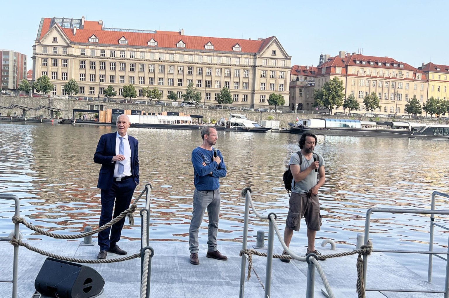 Zleva Ji Jelnek, jednatel cargo-partner v esk republice, a herci Jan Rvai a Pavel Lika