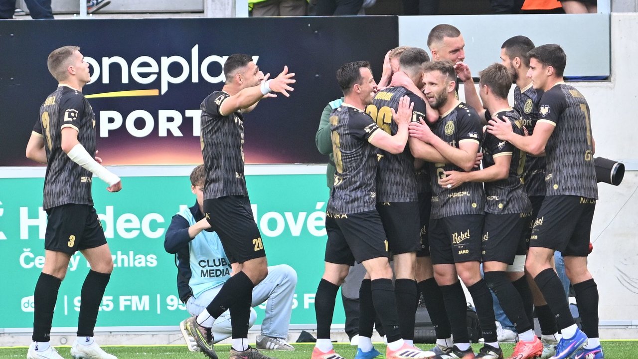 Fotbalist� Hradce Kr�lov� se raduj� po jedn� z branek ve v�kendov�m utk�n� proti Slavii Praha.
