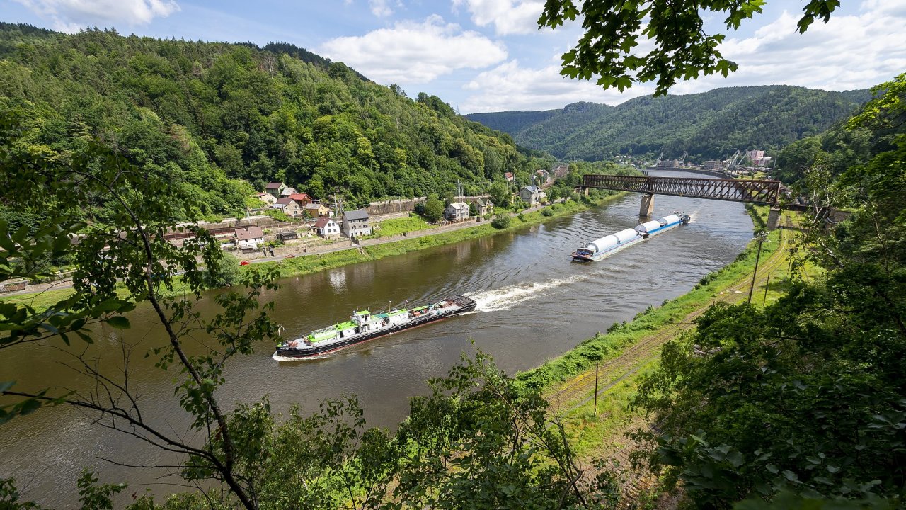 Soulod� n�kladn�ch lod� ta�en� remork�rem Beskydy (vlevo) proplouv� 15....
