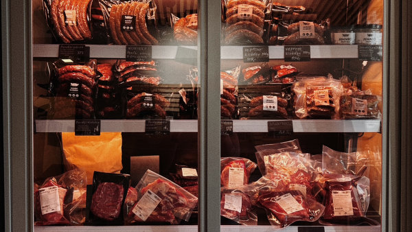 Vybrané kousky masa zrají po šetrné porážce metodou Dry Aging, tedy staření...