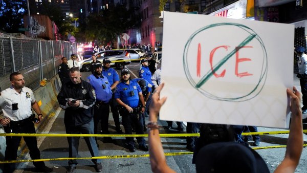 Demonstranti po st�elb� po�adovali, aby agenti ICE okam�it� zmizeli z ulic, a...