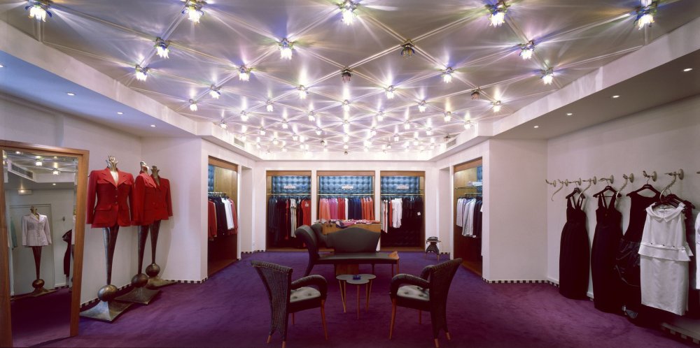 Boutique značky Lagerfeld Módní návrhář Karl Lagerfeld byl jeden čas nadšeným sběratelem Šípkových prací. Šípek v té navrhl design Lagerfeldových butiků a připravil pro něj Bibli, manuál, kterým se museli při zařizování obchodů jeho značky řídit architekti po celém světě.