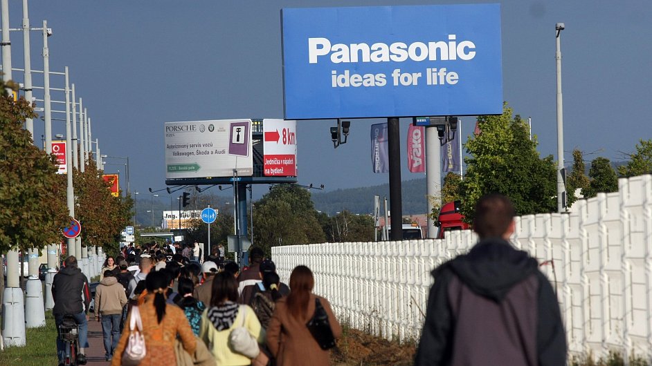 Lid prochzejc pod billboardem Panasonicu v Plzni.