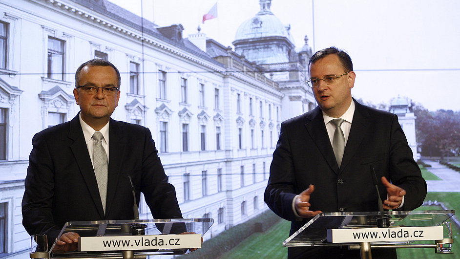 Ministr financ Miroslav Kalousek (TOP09) a premir Petr Neas (ODS).