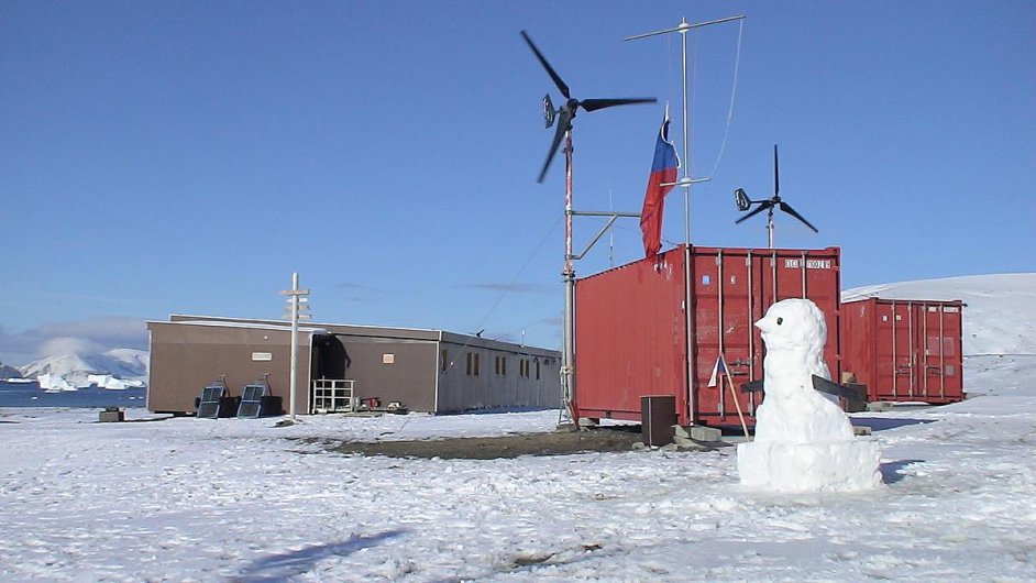 Vìdci se k výzkumné stanici v Antarktidì ledoborcem nedostali.