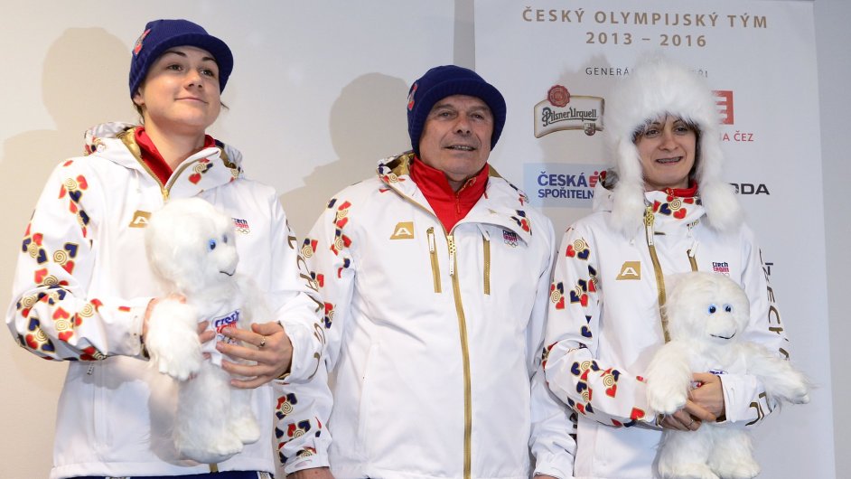 Karolna Erbanov (vlevo) a Martina Sblkov si pevzaly olympijskou vstroj spolu s trenrem Petrem Novkem.