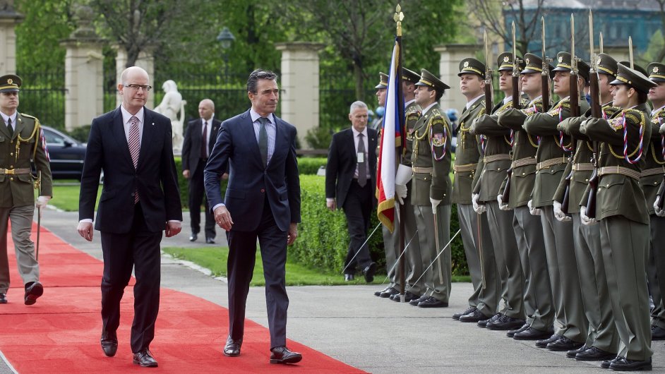 Premiér Sobotka a generální tajemník NATO Anders Rasmussen v Praze