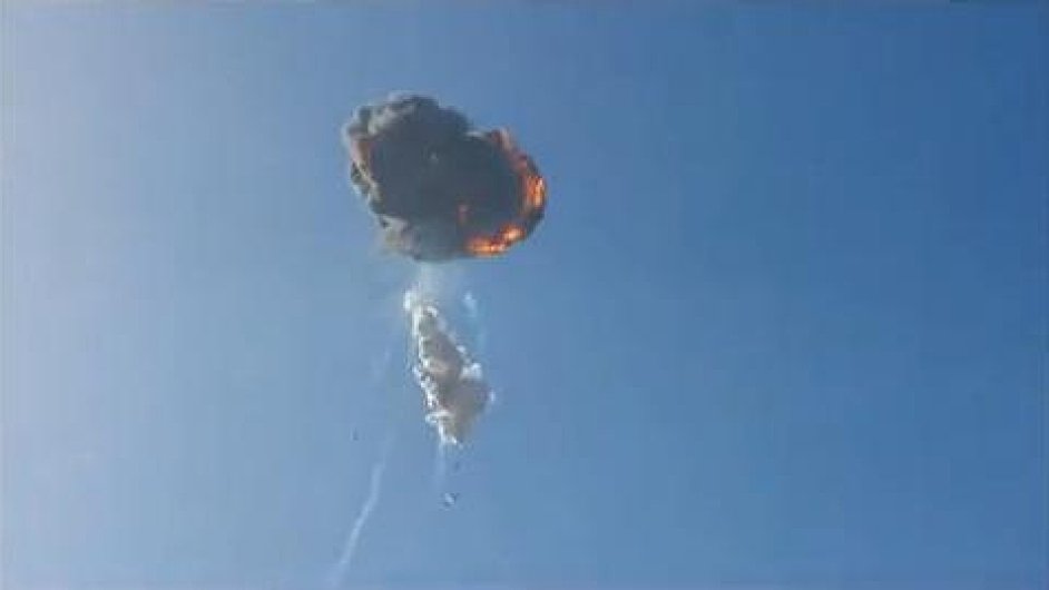 Bezpilotn raketa spolenosti SpaceX pi zkuebnm letu vybuchla krtce po startu.