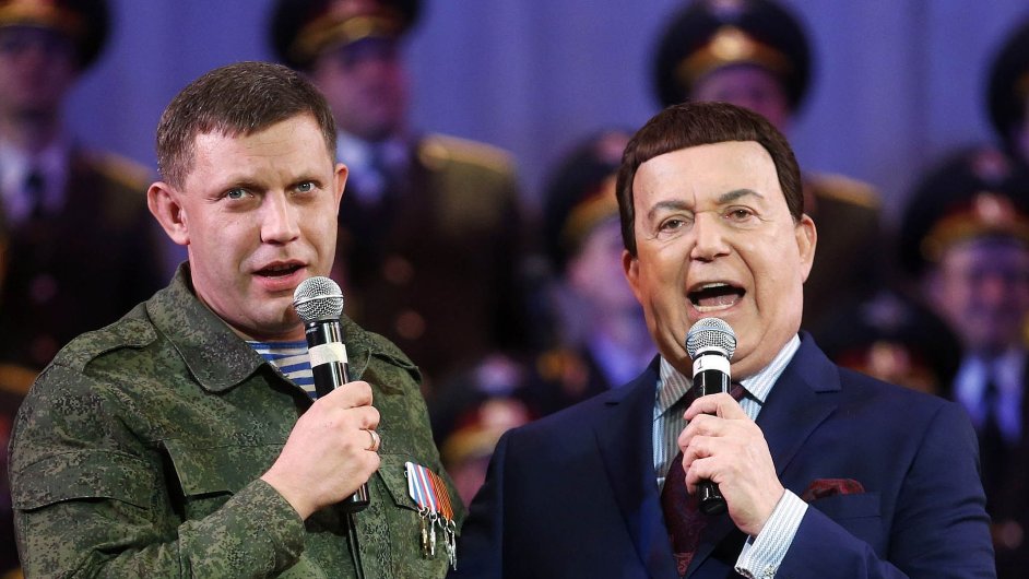 Vlevo f separatistick Donck lidov republiky Alexandr Zacharenko, vpravo zpvk a poslanec rusk sttn dumy Josif Kobzon.