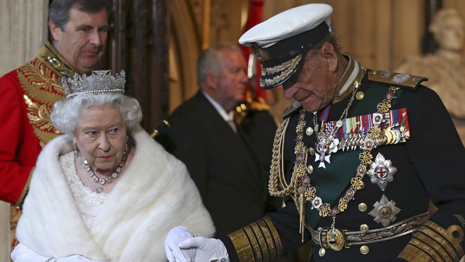 Britská královna Alžběta a princ Filip odjíždějí z Westminsterského paláce.