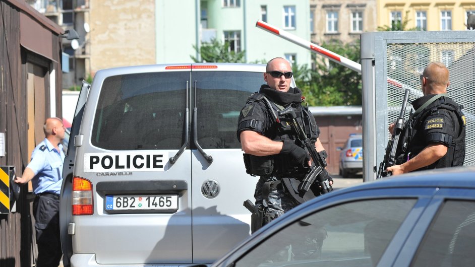 Policejn kolona pevezla 31. srpna z Prahy do Brna Kevina Dahlgrena, kter byl obvinn ze tynsobn vrady v Brn-Ivanovicch z roku 2013.