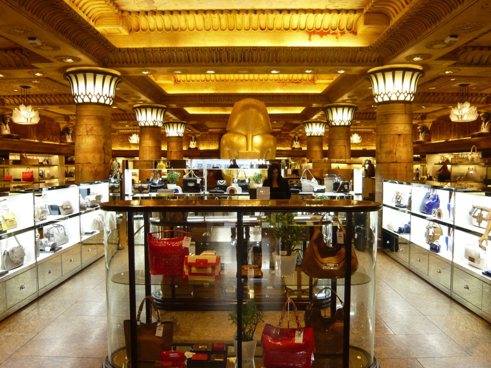 Interiér Harrods Harrods se někdy přezdívá město ve městě. Je zde 40 výtahů a 330 obchodů. Heslem obchodního domu, kde je v současnosti více než pět tisíc zaměstnanců je