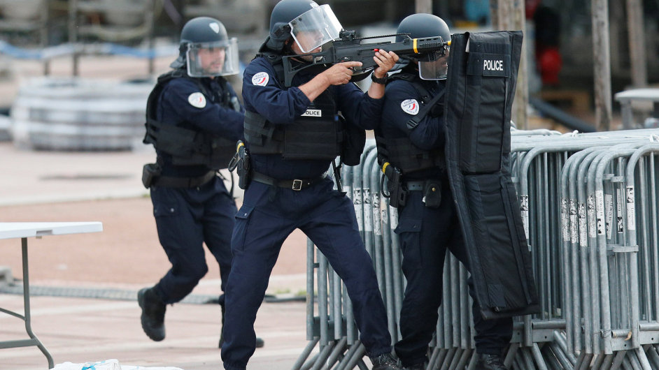 Francie, cvien, euro 2016, policejn ncvik proti teroristickmu toku