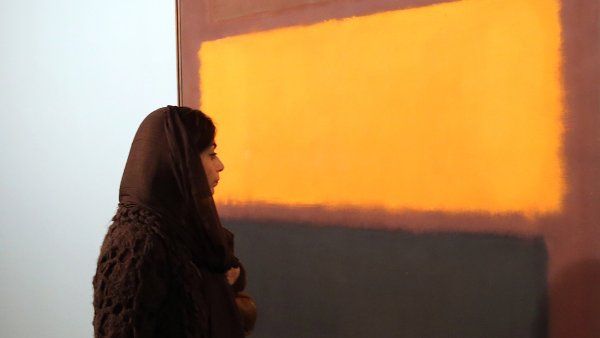 Na sn&iacute;mku z teher&aacute;nsk&eacute;ho muzea je &Iacute;r&aacute;nka, kter&aacute; si prohl&iacute;�&iacute; obraz Marka Rothka.