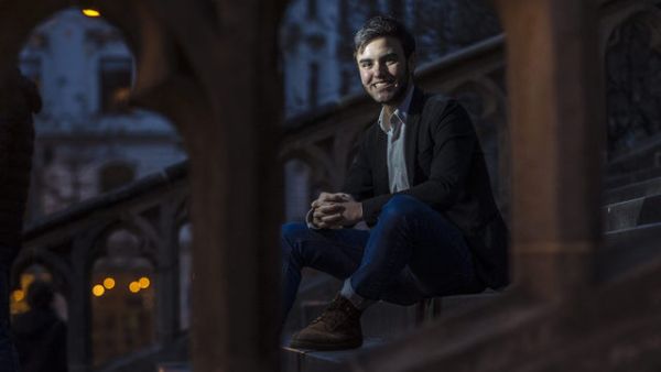 V osmn&aacute;cti mu naslouch&aacute; ministryn�, m�n&iacute; z&aacute;kony. Te� aktivn&iacute; maturant chyst&aacute; st�edo&scaron;kolskou revoluci