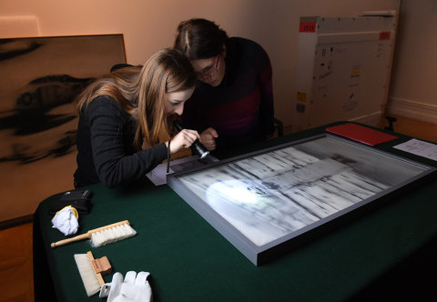 Snímek z páteční instalace děl Gerharda Richtera v Národní galerii.