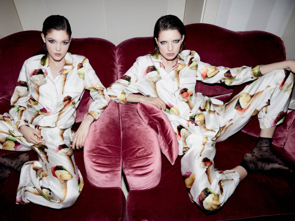 Jana: pyžamový top a kalhoty Dolce & Gabbana
Barbora: pyžamový top a kalhoty Dolce & Gabbana