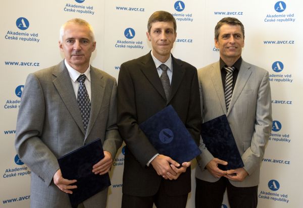V�dci (zleva) Jan Flusser z &Uacute;stavu teorie informace a automatizace AV �R, Petr Baldrian z Mikrobiologick&eacute;ho &uacute;stavu AV �R a Michal F&aacute;rn&iacute;k.