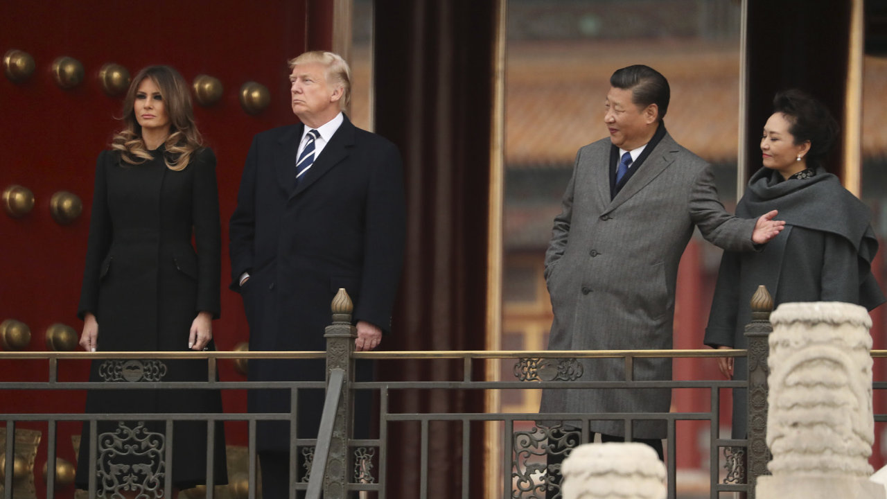 Americk prezident Donald Trump a jeho nsk protjek Si in-pching se svmi chotmi.