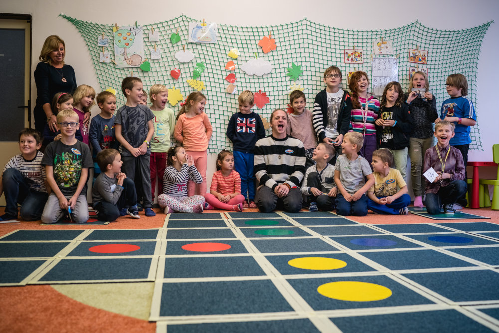 ZŠ a MŠ generála Františka Fajtla, Praha 18 - Paní učitelka se staršími dětmi vymyslela program pro ty menší.