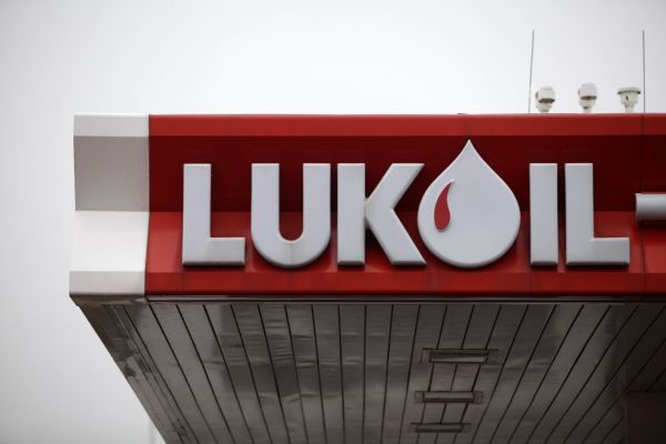 Zisk a tr�by p�edn&iacute; soukrom&eacute; rusk&eacute; ropn&eacute; spole�nosti Lukoil ve t�et&iacute;m �tvrtlet&iacute; v&yacute;razn� klesly - ilustra�n&iacute; foto.