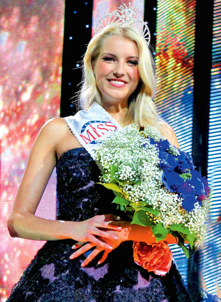 Česká Miss 2011 - Jitka Nováčková. Modelka a moderátorka, vystudovaná optometristka, influencerka na sociálních sítích.