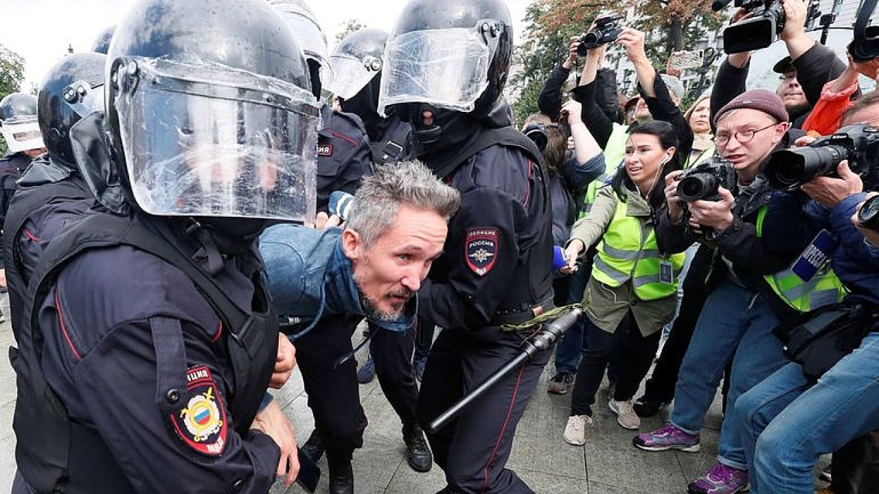 Protesty v Moskv? Kreml masivn zastrauje, zatk i kvli barv trika, k Soukup