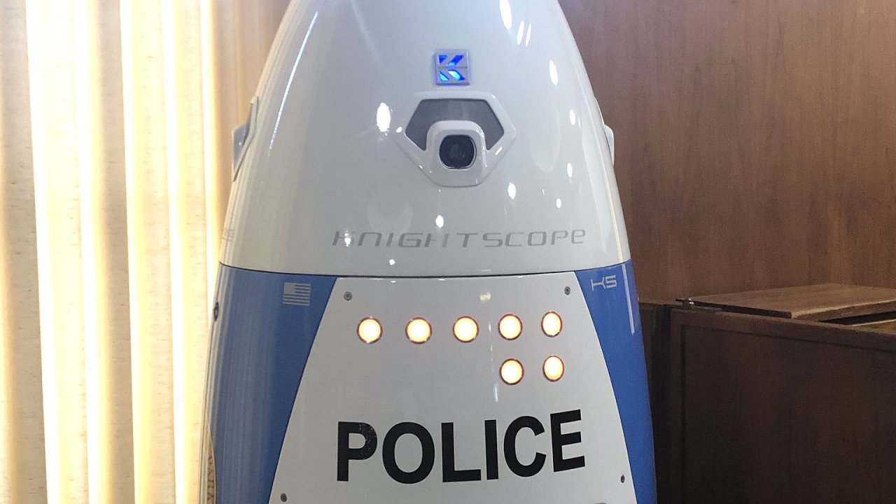 V kalifornskm mst pomh policistm robot.