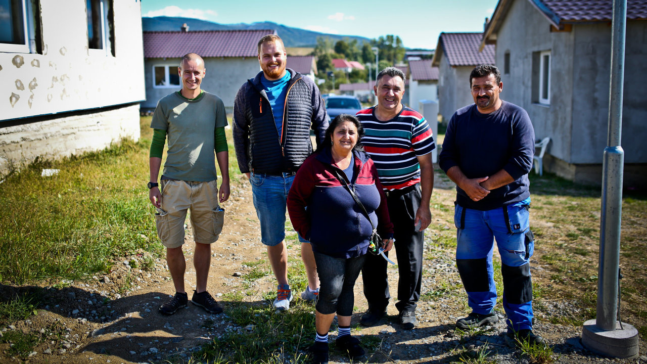 Slovenští Romové dostávají díky projektu DOM.ov šanci na vlastní bydlení, které si sami staví z úspor a mikropùjèek.