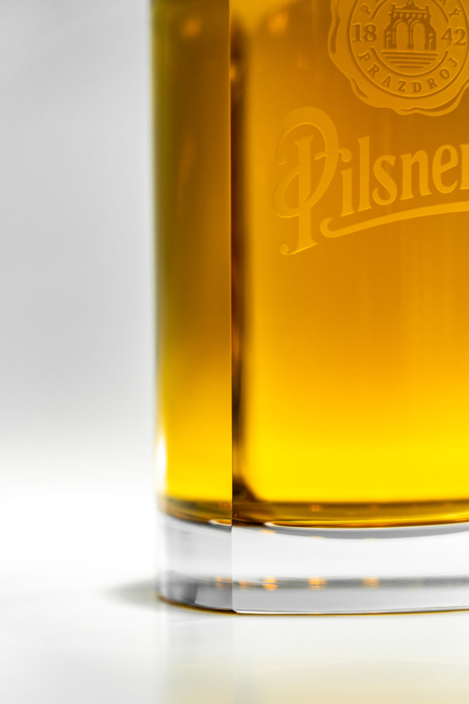 Pivní lahev Pilsner Urquell od designéra Michala Froňka, sklárny Moser a manufaktury Bohematic