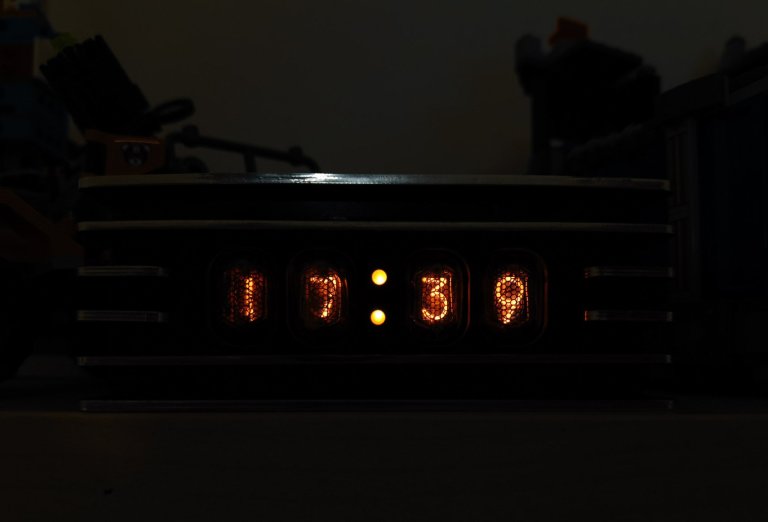 Tepl svtlo vbojek ve sklenn bace je nadasov i v modernm proveden budku Nixie Alarm Clock znaky NoyceJoyce