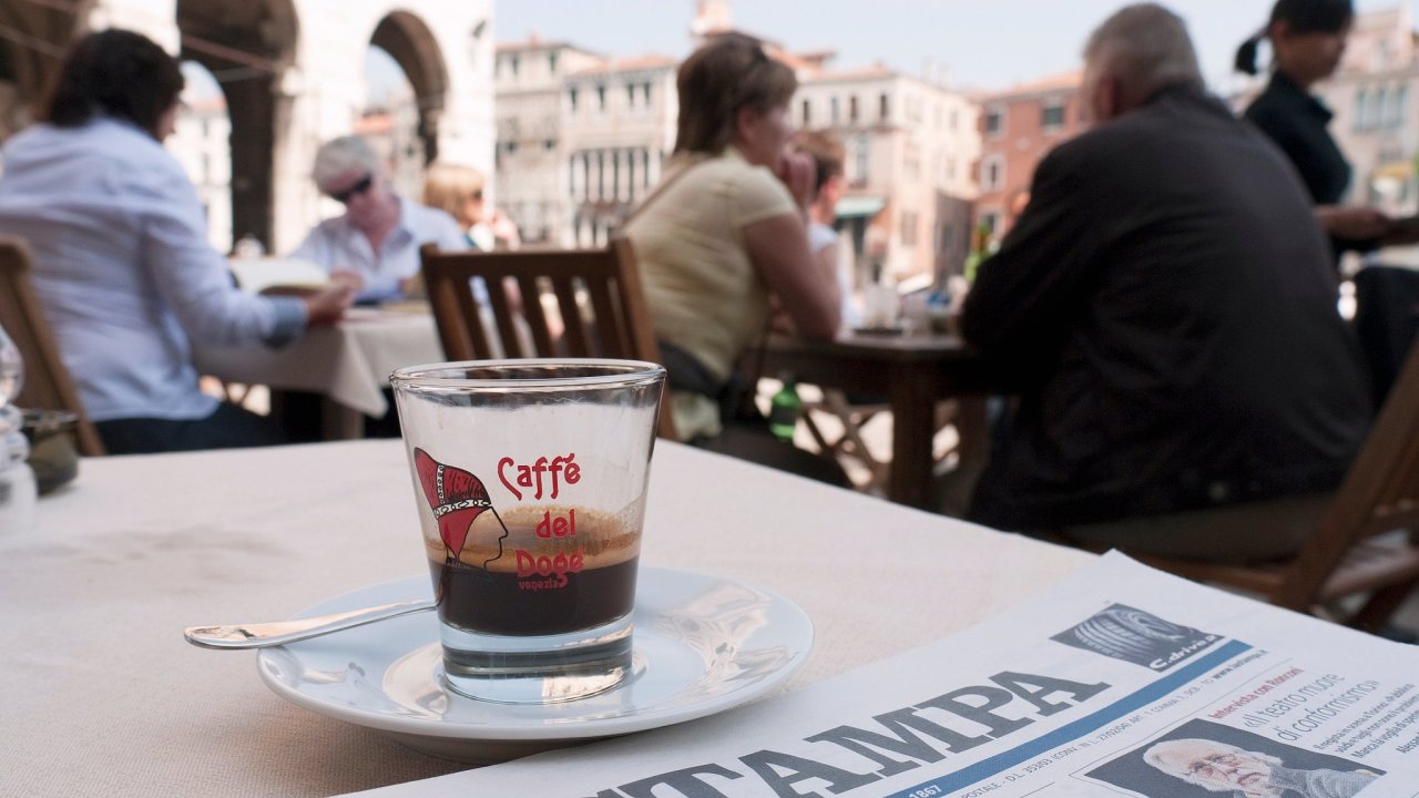Odhaduje se, že alespoò jeden šálek espresa dennì vypije 90 procent Italù.