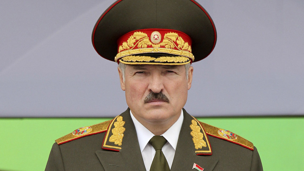 Blorusk prezident Alexandr Lukaenko na vojensk pehldce