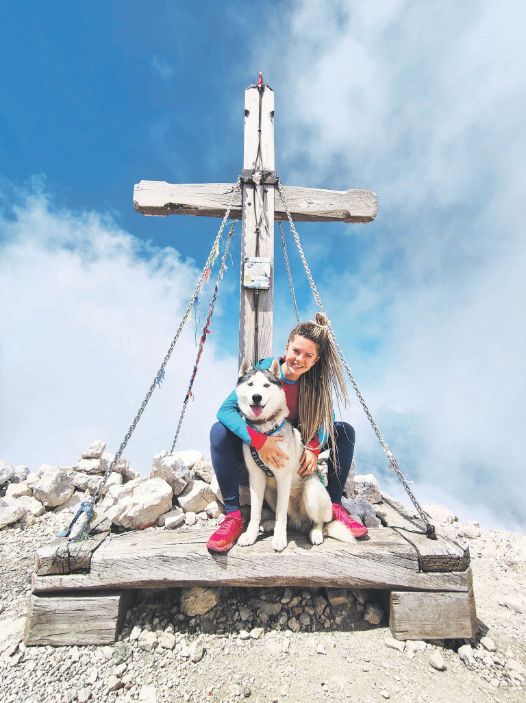 Lucie Kutrová nachodila se svým psem Marvelem po horách stovky kilometrù. Tedy už ví, co se vyplatí nepodcenit.