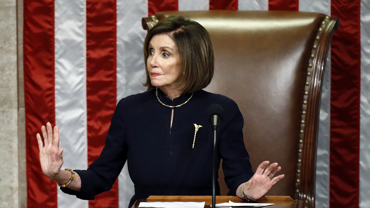 Demokratka Nancy Pelosiová øídila jednání Snìmovny amerického kongresu, které schválilo 18. prosince podání ústavní žaloby na amerického prezidenta Donalda Trumpa.