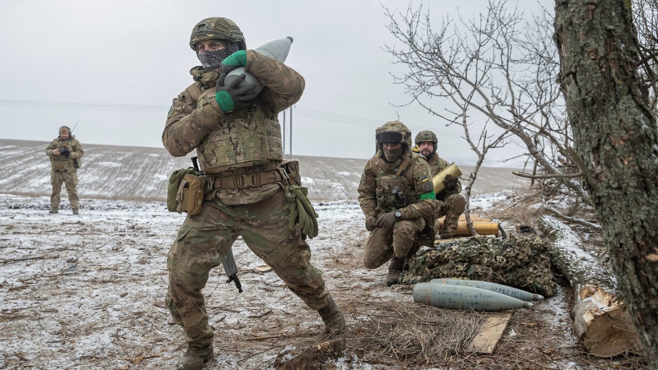 Èlen tøetí samostatné útoèní brigády (jednotka Azov) ukrajinských vojenských se pøipravuje pálit z houfnice 2A65 Msta-B nedaleko Bachmutu.