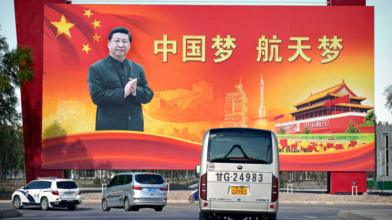 nsk prezident Si in-pching na billboardu se sloganem nsk sen, vesmrn sen
