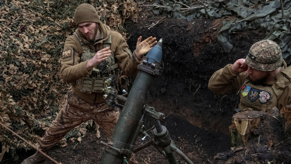 Pět ukrajinských granátů na deset ruských. Průtahy s americkou pomocí zhoršují schopnost odrážet útoky na východní frontě