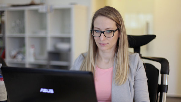 Ženy v Česku vydělávají v průměru o šestinu míň než muži. Může za to i dlouhá rodičovská