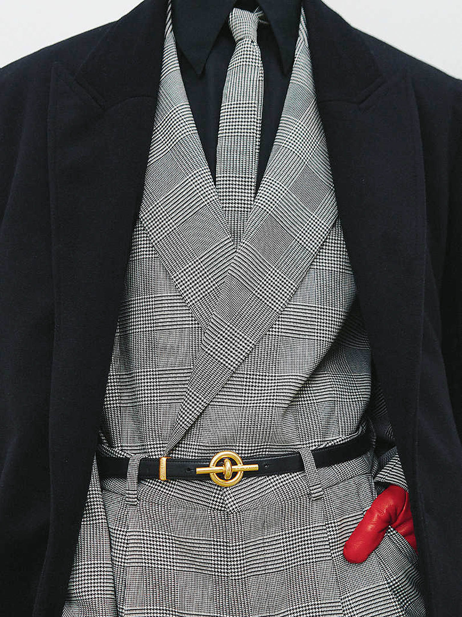 Francouzi maj� m�dn� dopl�ky v�mal�ku. Nap��klad zna�ka Balmain nab�z� kompletn� p�nskou garderobu, ozvl�tn�nou v�razn�mi detaily, kter� vyniknou na�jak�mkoli outfitu. Decentn� p�sek o�v��ce pouh� dva centimetry rozsv�cuje zlat� T‑bar spona. Cena 490 eur, prod�v� BALMAIN.