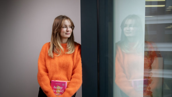 Porady vedení jen do čtyř odpoledne a klidně s kojícími manažerkami. Pro rovnost musíme změnit mindset celých firem, říká marketérka