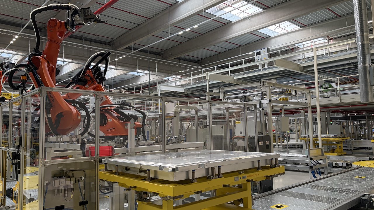 Otev�en� nov� tov�rny na baterie ve �kod� Auto