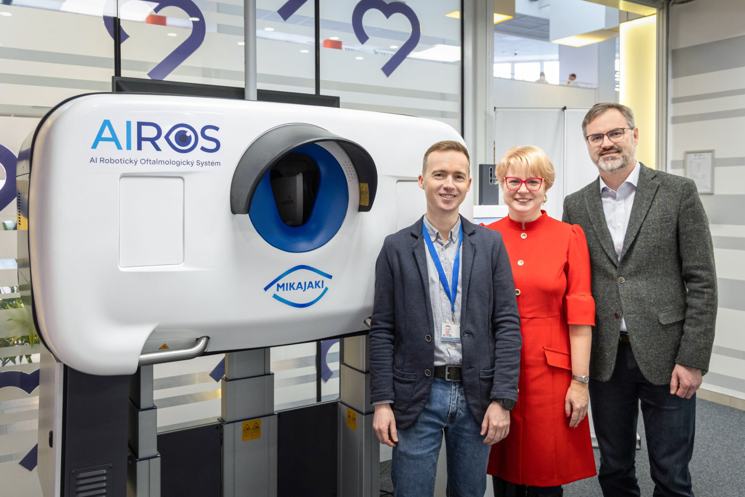 Jan N�m�ansk� (zcela vpravo) se z�stupci nemocnice a o�n� kliniky u robotick� AI vy�et�ovac� stanice pro oftalmologii.