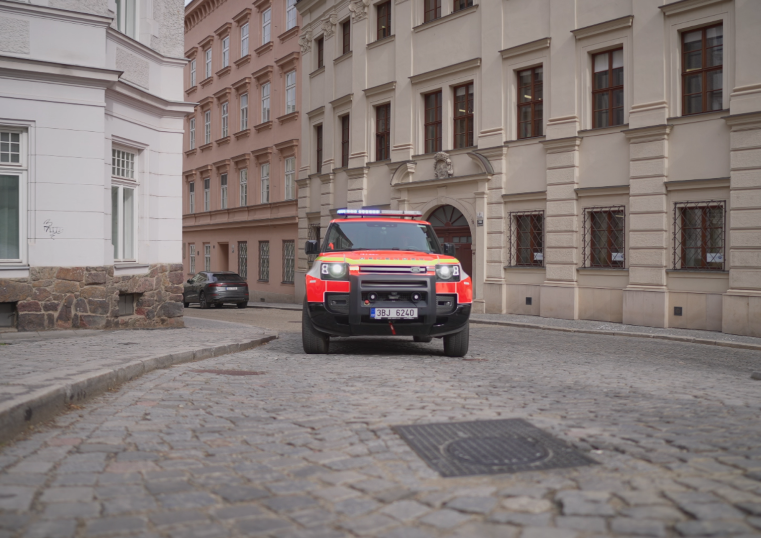Používají se i mimo veřejný prostor, například u nemocnic, logistických areálů nebo dalších objektů, kde je potřeba řídit vjezd vozidel. (Foto: INTENS Corporation) Podobné bezpečnostní sloupky fungují také ve vybraných lokalitách na Praze 1.